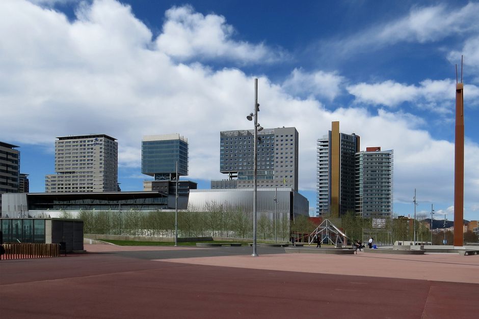 Paisaje urbano de edificios modernos en Barcelona contra un cielo azul claro.