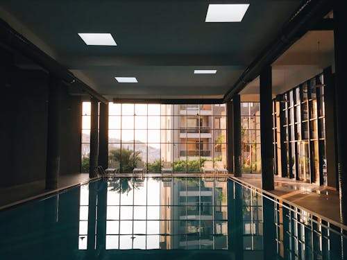 免費 室內游泳池, 水反射, 玻璃窗 的 免費圖庫相片 圖庫相片