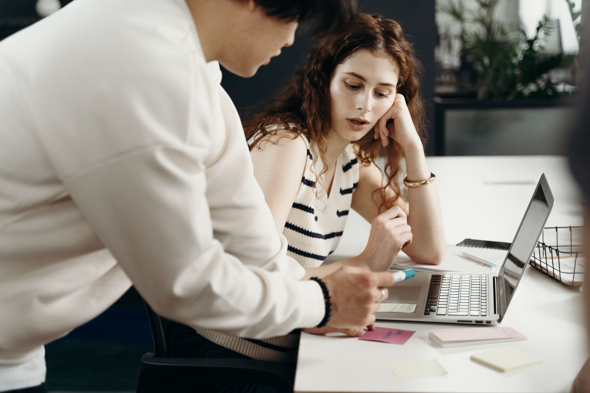 Líder ouvindo atentamente uma pessoa da equipe em um ambiente de trabalho acolhedor