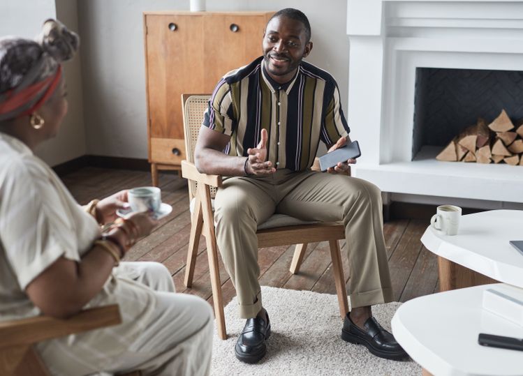 Online dating: starting a conversation on a niche platform