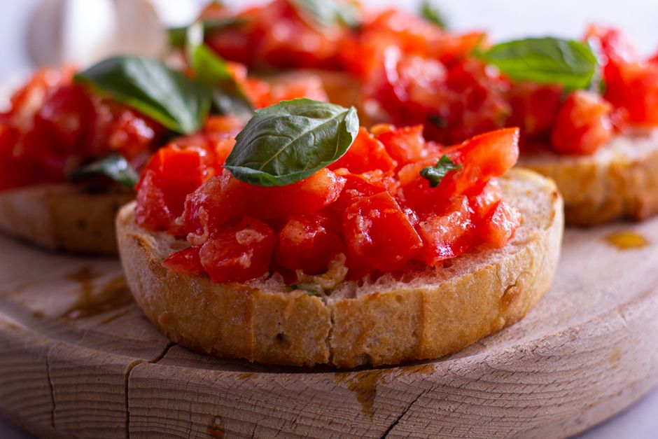 Classic Italian bruschetta with fresh basil and tomatoes - basil appetizer recipes Classic Italian bruschetta with fresh basil and tomatoes - basil appetizer recipes