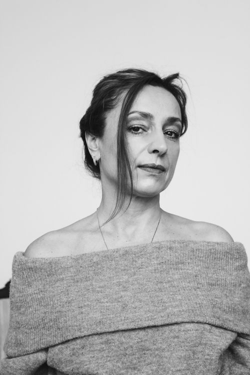 Free Black and white portrait of a woman in a sweater looking confidently at the camera. Stock Photo