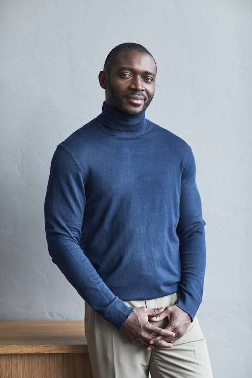 Kostnadsfri bild av afroamerikansk man, blå tröja, bruna byxor