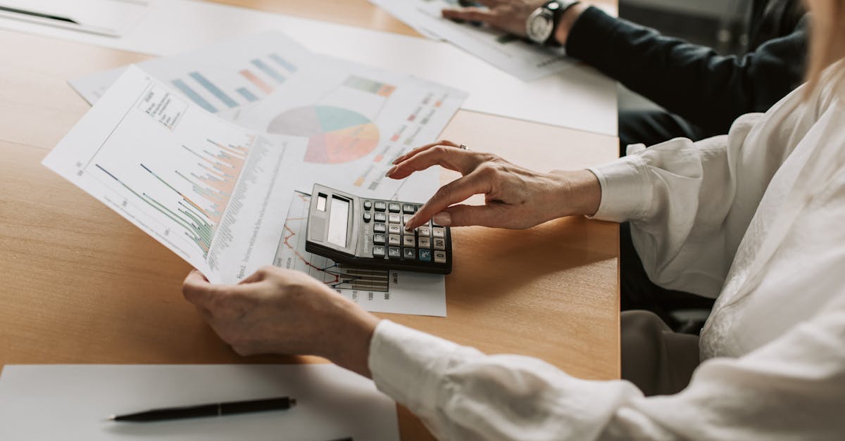 Consolider ses Dettes : Rachat de Crédit ou Prêt Consolidation ?