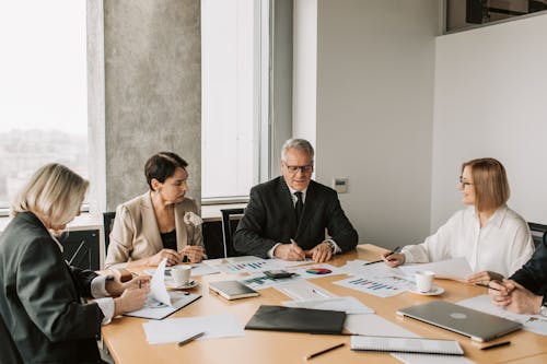 Foto profissional grátis de ambiente de trabalho, brainstorm, colegas