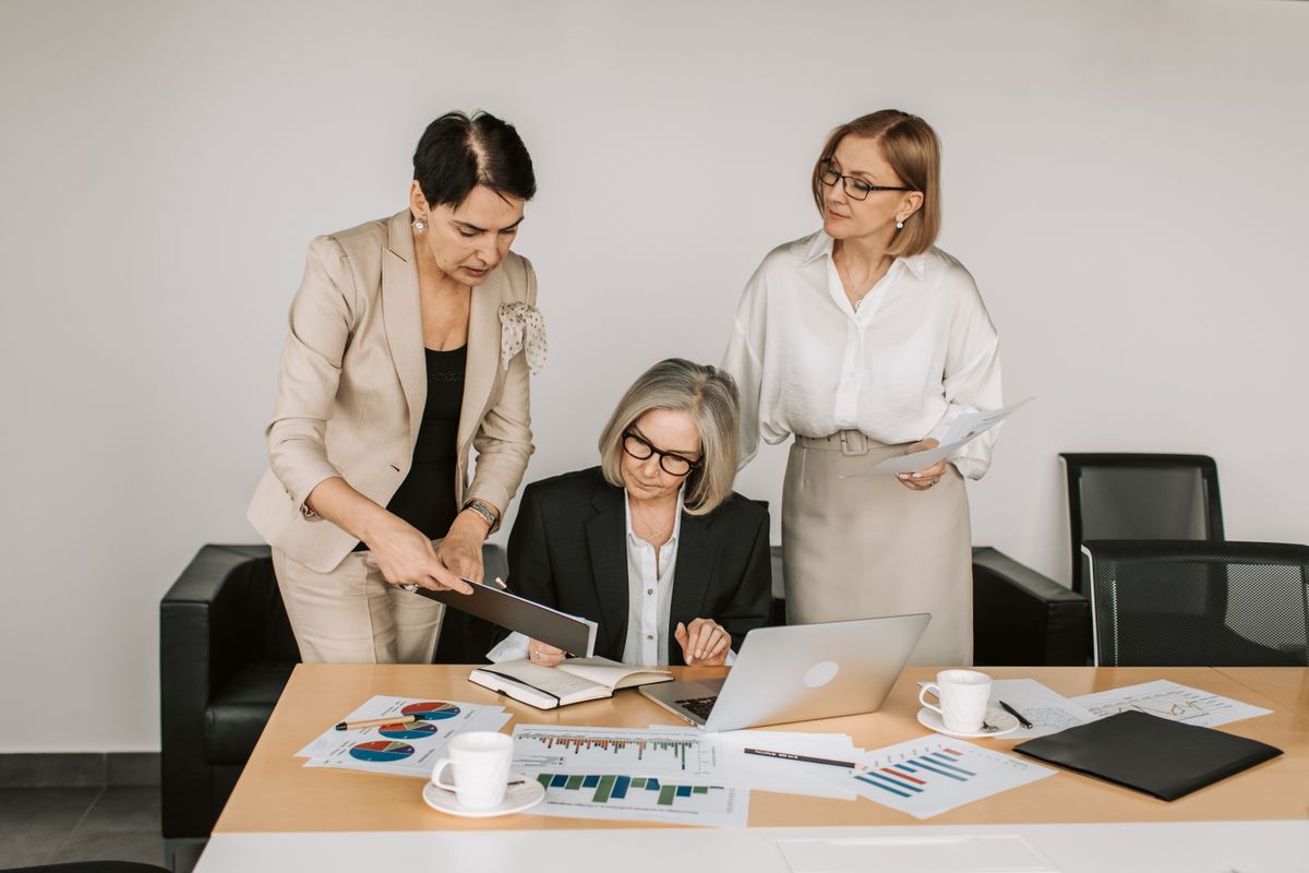 Consultor asesorando equipo