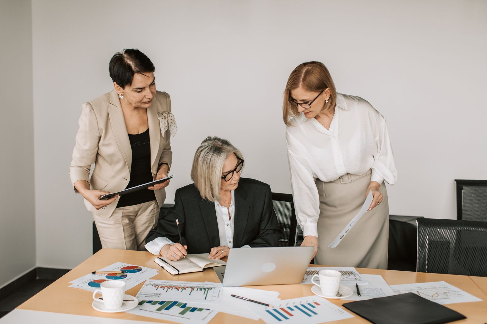 Tres mujeres profesionales en reunión