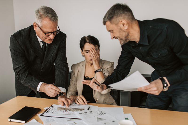 Equipo revisando reportes financieros