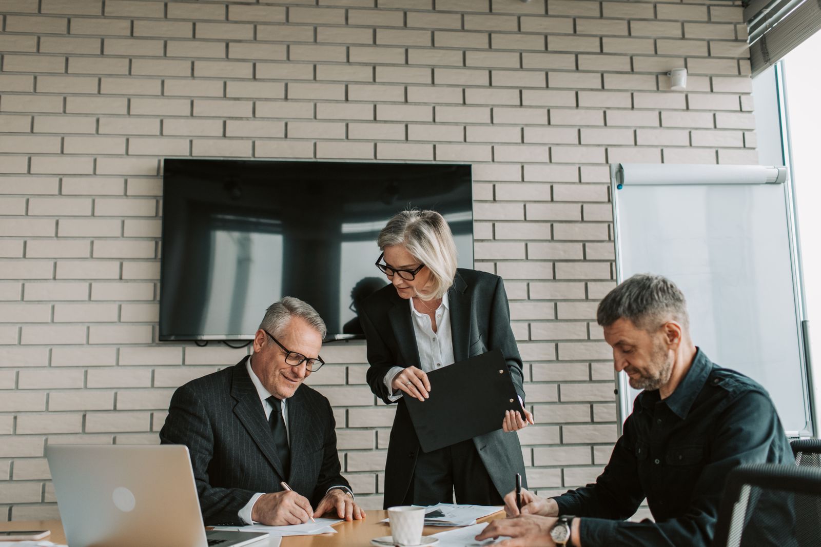 Swedish advisors in conversation at the office