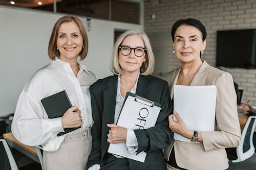 Wanita profesional penuh percaya diri