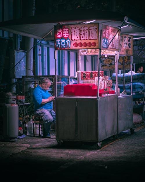 Fotos de stock gratuitas de calle, camisa polo azul, carrito de comida