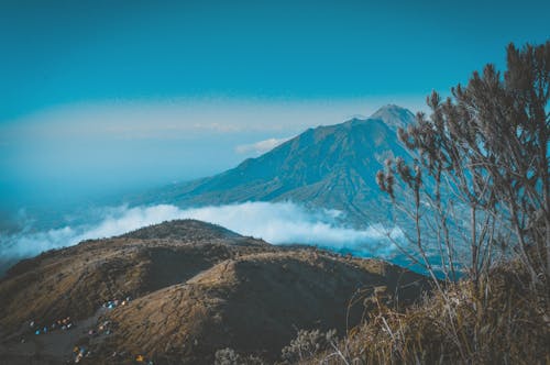 云海环绕的山岳风景摄影