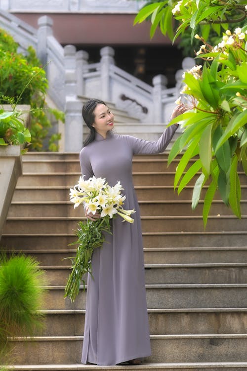 Gratis arkivbilde med ao dai, asiatisk kvinne, blomster