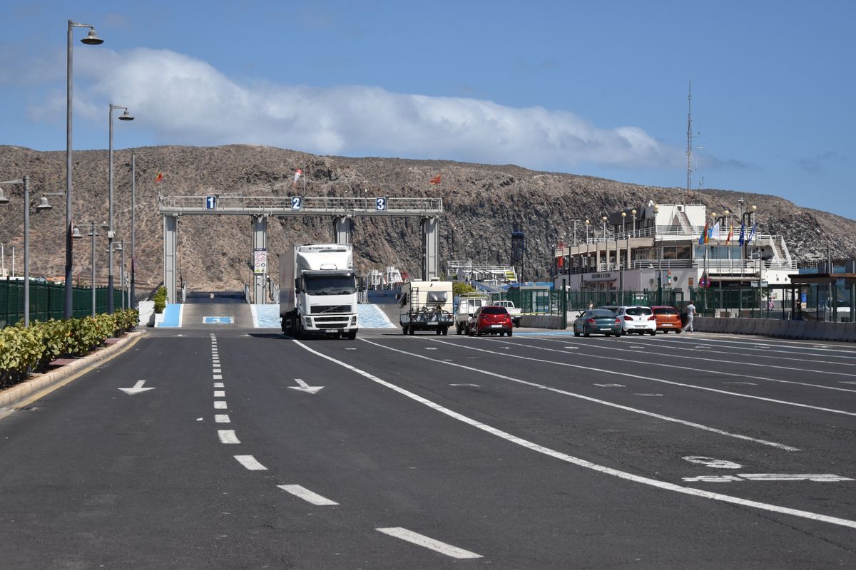 Drum spre un terminal de feribot, cu camioane la rand