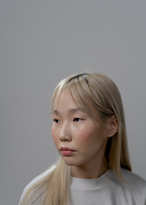 Free Portrait of a Woman with Blond Hair Wearing a Gray Shirt Stock Photo