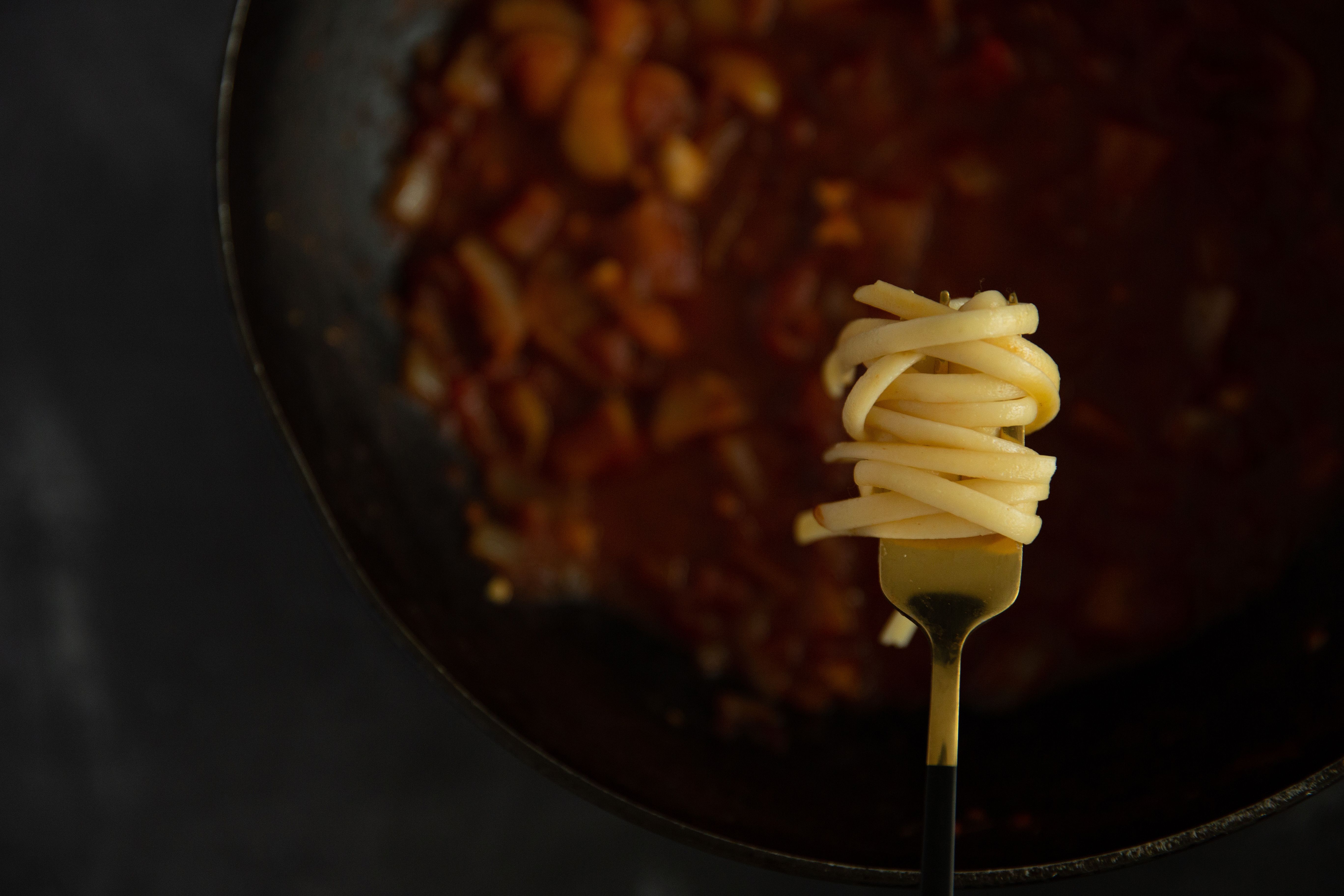 Bol de salsa casera para carne