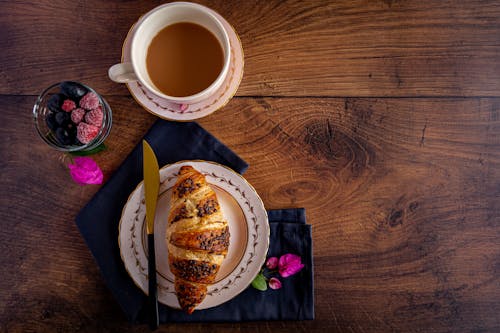 Fotos de stock gratuitas de cruasán, cuchillo, desayuno flatlay