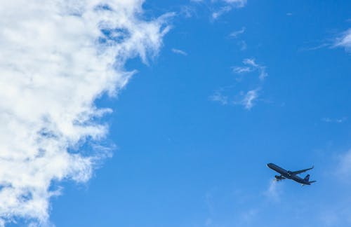 Kostnadsfri bild av blå himmel, flygplan, molnig himmel