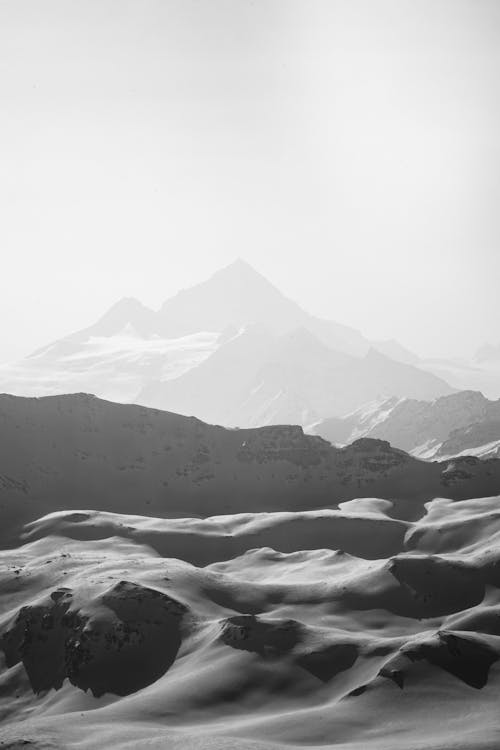 Безкоштовне стокове фото на тему «вертикальні постріл, відтінки сірого, гора»