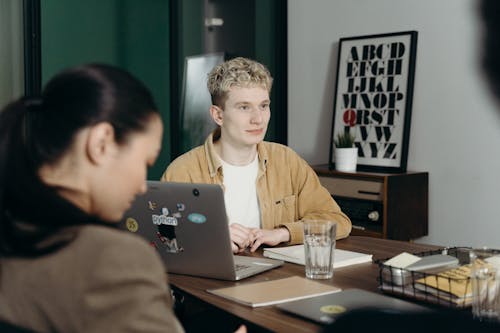 Kostenloses Stock Foto zu arbeitsplatz, büro, drinnen