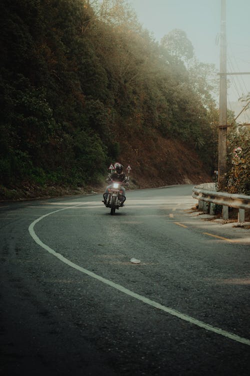 Kostenloses Stock Foto zu landschaft, motorrad, motorradfahrer