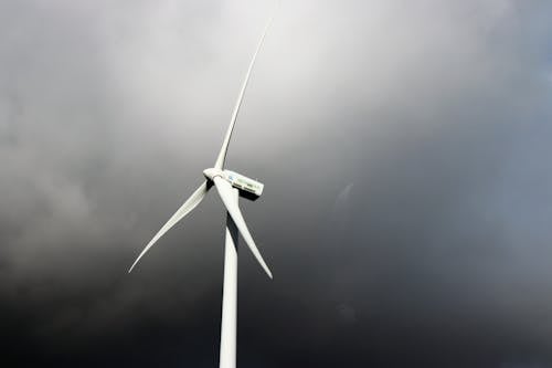 Molino De Viento Blanco Bajo El Cielo Nublado Gris