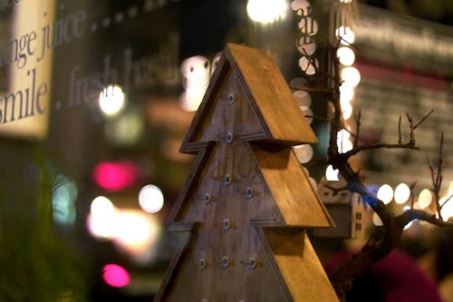 Коричневая деревянная рождественская елка дизайн декора возле лампочек