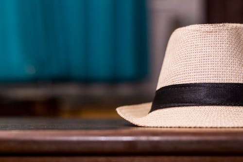 выборочный фокус фото коричневой шляпы Fedora