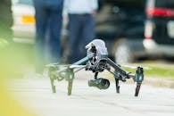 在坦桑尼亚达累斯萨拉姆街头，一架高科技无人机正在捕捉城市场景