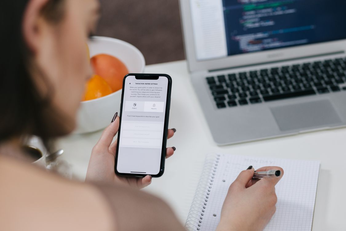 أصدقاء يستخدمون التطبيقات