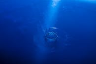 特写镜头捕捉了水花、蓝色背景上的涟漪与水滴，既展现了动态之美，又传递出宁静之感