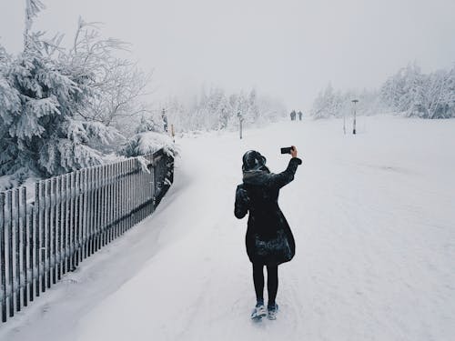 Frau Im Schneefeld