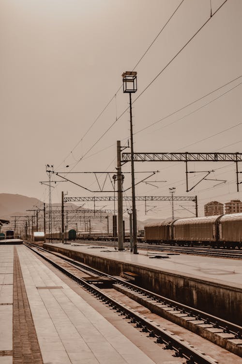 Ilmainen kuvapankkikuva tunnisteilla asema, junanrata, junarata