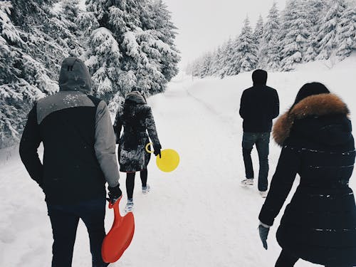 Cztery Osoby Przechodzące Przez Ulicę W Sezonie Zimowym