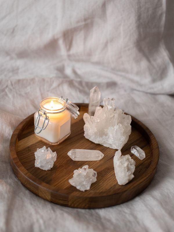 Cristaux blancs et bougie sur plateau en bois — Heures Miroirs