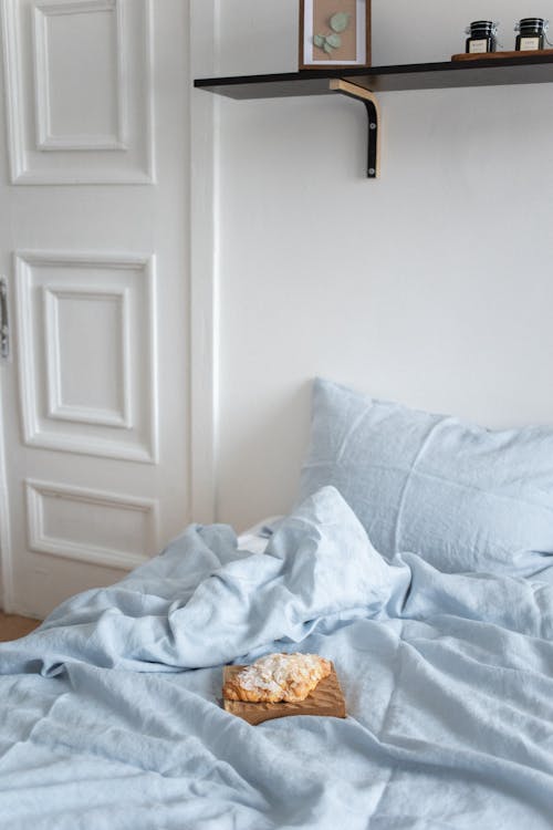 Ingyenes stockfotó ágy, beltéri, croissant témában
