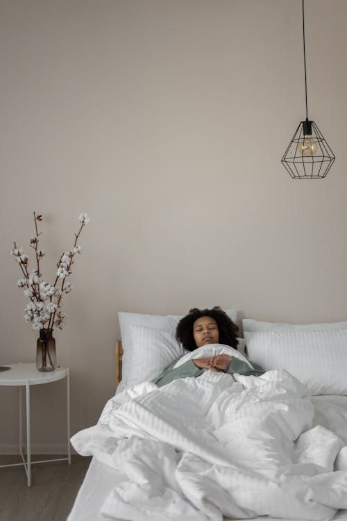 Foto profissional grátis de aconchego, afro-americano, cama