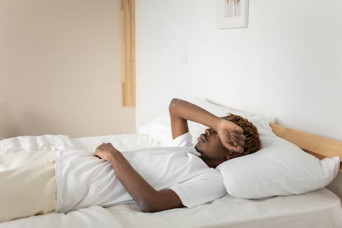 Bezpłatne Darmowe zdjęcie z galerii z afroamerykanin, biała koszula, łóżko Zdjęcie z galerii