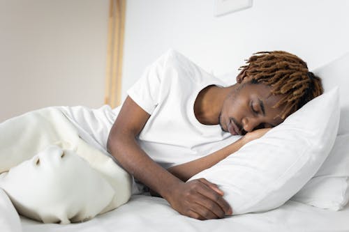 Photos gratuites de dormir, homme, homme afro-américain