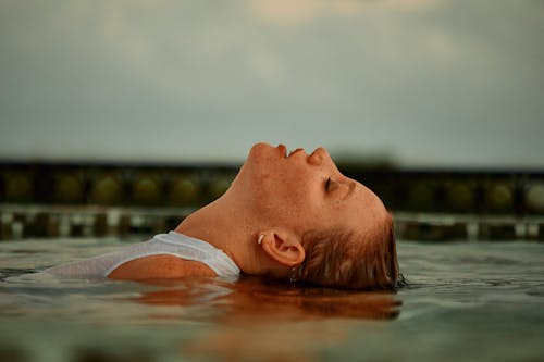 Fotos de stock gratuitas de húmedo, mujer, nadando