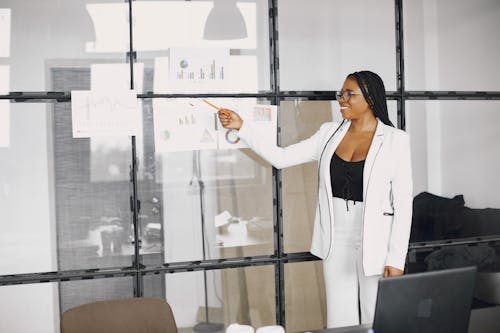 Fotos de stock gratuitas de blazer blanco, lápiz, mujer afroamericana