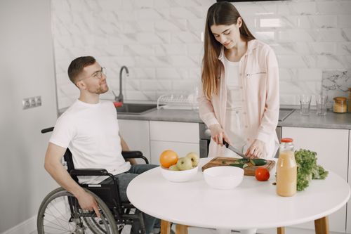 Free A couple cooking together in a modern kitchen, fostering teamwork and joy. Stock Photo