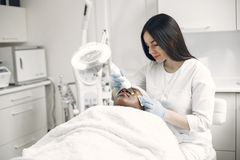 Profesional realizando limpieza facial