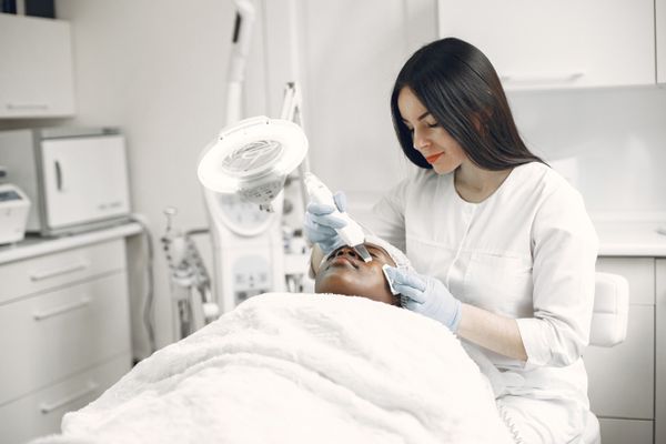 Primer plano de cuidado facial estético