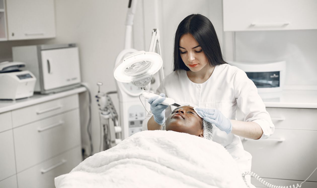 Esteticista realizando una limpieza facial profesional en cabina, Sapphira Privé Montecarmelo