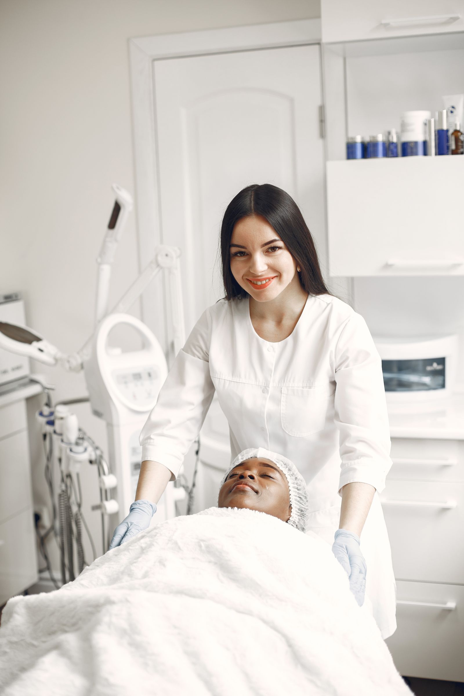 Especialista realizando un tratamiento facial en cabina