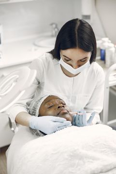 Procedimiento facial con profesional estética