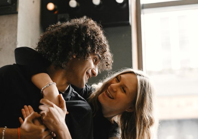 Online dating: starting a conversation on a niche platform
