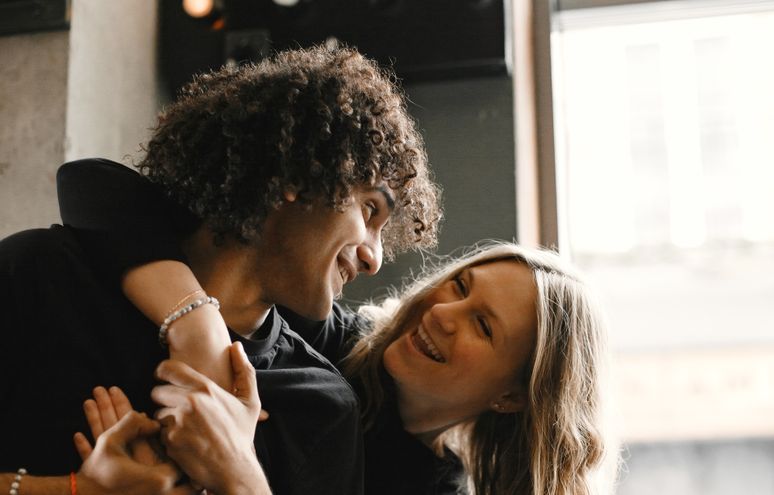 single parent dating online with laptop while child plays nearby