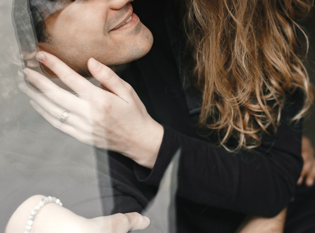 Online dating: starting a conversation on a niche platform